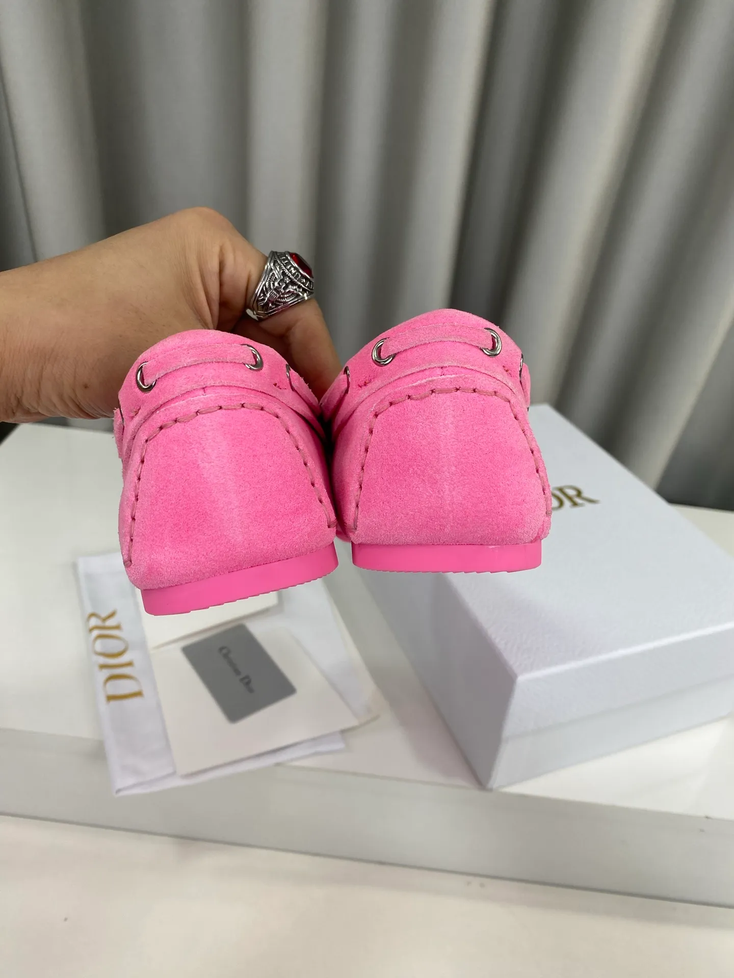👟👟Ex-factory price 480👟👟 "Exclusive top version" DIOR Dior~25vs spring and summer popular casual flat loafer series... A shoe that does not clash with shirts, simple partition design, a spring must-have, can be worn with any pants or skirt, very comfortable and good-looking on the feet... ❶Fabric: original customized cow suede ❷Inner lining: original customized sheepskin ❸Foot pads: sheepskin ❹Outsole: Original molded wear-resistant rubber ❺Number of codes: 35-39 (40 customizations are not returnable) ❻Packaging: Original full set of packaging ☀Color: 5 colors available simultaneously on the official website